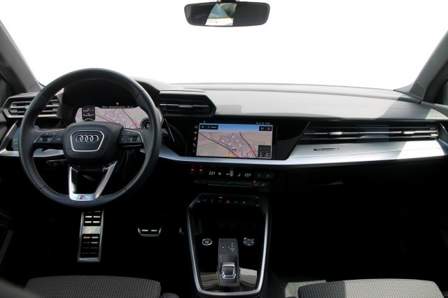 AUDI A3 Sportback 45 TFSIe S-Line - 245 pk **Pano / Camera / Side assist, Autobedrijf Ploemen Meerssen BV, Meerssen