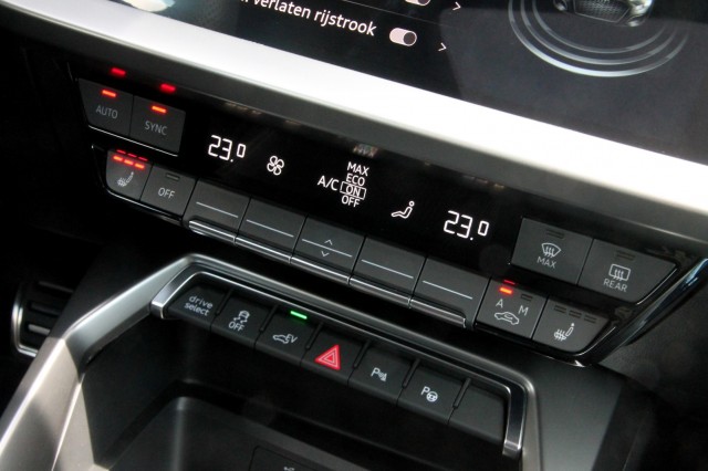 AUDI A3 Sportback 45 TFSIe S-Line - 245 pk **Pano / Camera / Side assist, Autobedrijf Ploemen Meerssen BV, Meerssen