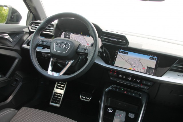 AUDI A3 Sportback 45 TFSIe S-Line - 245 pk **Pano / Camera / Side assist, Autobedrijf Ploemen Meerssen BV, Meerssen