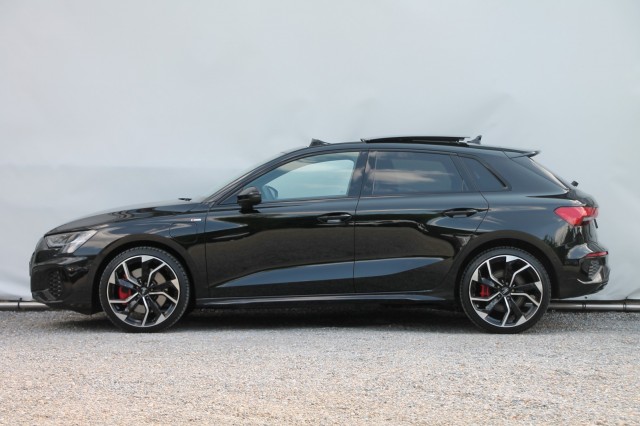 AUDI A3 Sportback 45 TFSIe S-Line - 245 pk **Pano / Camera / Side assist, Autobedrijf Ploemen Meerssen BV, Meerssen