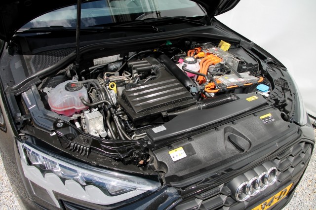 AUDI A3 Sportback 45 TFSIe S-Line - 245 pk **Pano / Camera / Side assist, Autobedrijf Ploemen Meerssen BV, Meerssen