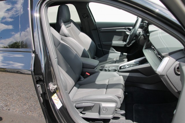 AUDI A3 Sportback 45 TFSIe S-Line - 245 pk **Pano / Camera / Side assist, Autobedrijf Ploemen Meerssen BV, Meerssen