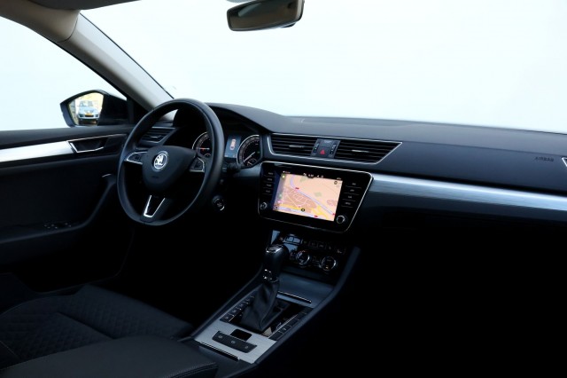 SKODA SUPERB Combi 1.4 TSI iV Business Edition - 218 pk **Carplay / Led / Navi, Autobedrijf Ploemen Meerssen BV, Meerssen