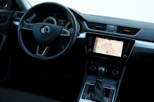 SKODA SUPERB Combi 1.4 TSI iV Business Edition - 218 pk **Carplay / Led / Navi, Autobedrijf Ploemen Meerssen BV, Meerssen