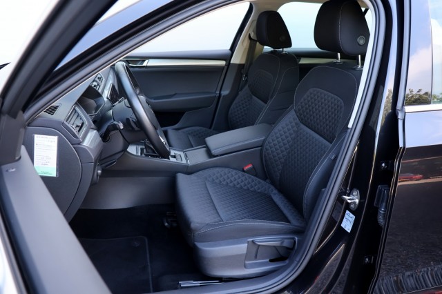 SKODA SUPERB Combi 1.4 TSI iV Business Edition - 218 pk **Carplay / Led / Navi, Autobedrijf Ploemen Meerssen BV, Meerssen