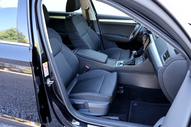 SKODA SUPERB Combi 1.4 TSI iV Business Edition - 218 pk **Carplay / Led / Navi, Autobedrijf Ploemen Meerssen BV, Meerssen