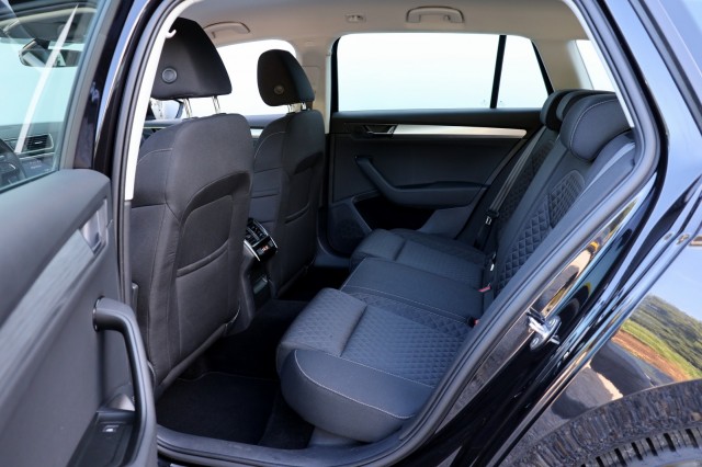 SKODA SUPERB Combi 1.4 TSI iV Business Edition - 218 pk **Carplay / Led / Navi, Autobedrijf Ploemen Meerssen BV, Meerssen