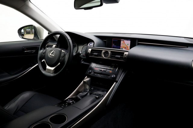LEXUS IS 300H First Edition - 223 pk **Dealeronderhouden / Camera / Navi, Autobedrijf Ploemen Meerssen BV, Meerssen