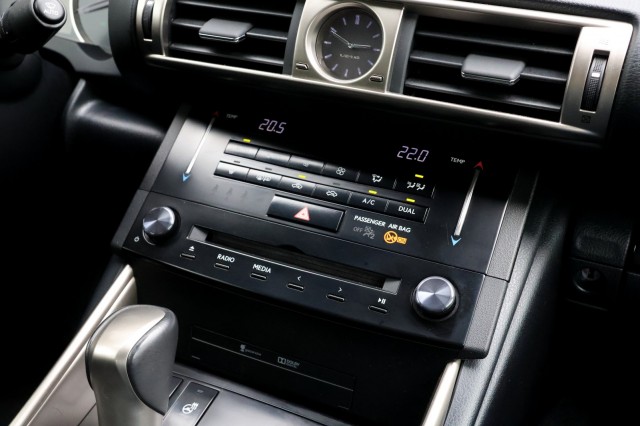 LEXUS IS 300H First Edition - 223 pk **Dealeronderhouden / Camera / Navi, Autobedrijf Ploemen Meerssen BV, Meerssen