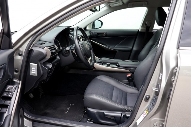 LEXUS IS 300H First Edition - 223 pk **Dealeronderhouden / Camera / Navi, Autobedrijf Ploemen Meerssen BV, Meerssen