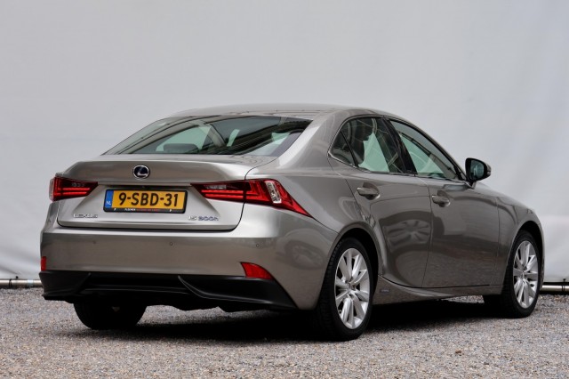 LEXUS IS 300H First Edition - 223 pk **Dealeronderhouden / Camera / Navi, Autobedrijf Ploemen Meerssen BV, Meerssen