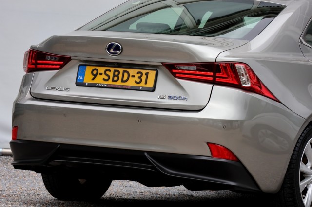 LEXUS IS 300H First Edition - 223 pk **Dealeronderhouden / Camera / Navi, Autobedrijf Ploemen Meerssen BV, Meerssen