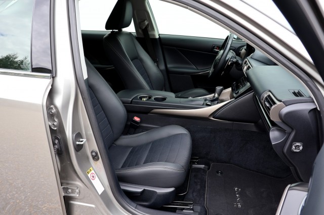 LEXUS IS 300H First Edition - 223 pk **Dealeronderhouden / Camera / Navi, Autobedrijf Ploemen Meerssen BV, Meerssen