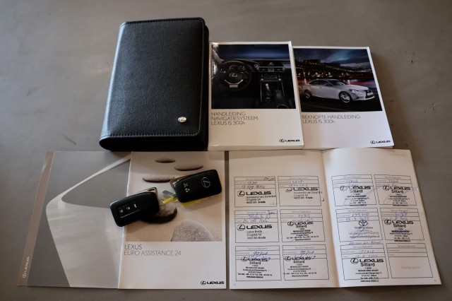LEXUS IS 300H First Edition - 223 pk **Dealeronderhouden / Camera / Navi, Autobedrijf Ploemen Meerssen BV, Meerssen
