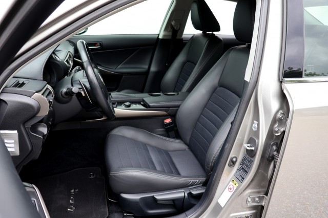 LEXUS IS 300H First Edition - 223 pk **Dealeronderhouden / Camera / Navi, Autobedrijf Ploemen Meerssen BV, Meerssen