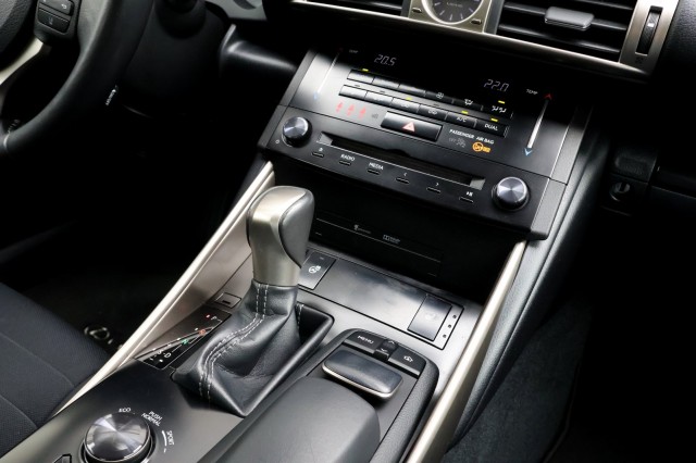 LEXUS IS 300H First Edition - 223 pk **Dealeronderhouden / Camera / Navi, Autobedrijf Ploemen Meerssen BV, Meerssen