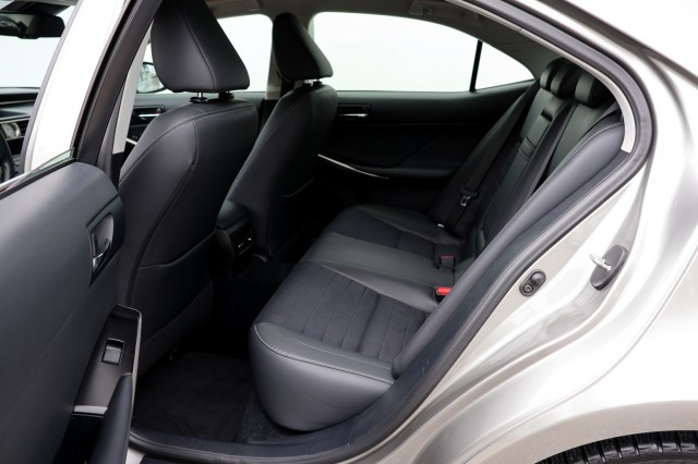 LEXUS IS 300H First Edition - 223 pk **Dealeronderhouden / Camera / Navi, Autobedrijf Ploemen Meerssen BV, Meerssen