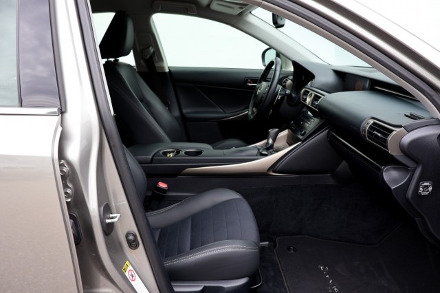 LEXUS IS 300H First Edition - 223 pk **Dealeronderhouden / Camera / Navi, Autobedrijf Ploemen Meerssen BV, Meerssen