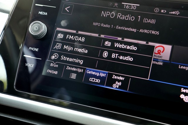 VOLKSWAGEN T-ROC 1.5 TSI DSG Life - 150 pk **Carplay / Led / ACC, Autobedrijf Ploemen Meerssen BV, Meerssen