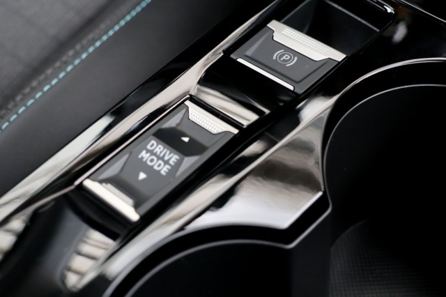 PEUGEOT 208 1.2 PureTech Allure - 101 pk **Camera / Led / Carplay / Navi, Autobedrijf Ploemen Meerssen BV, Meerssen