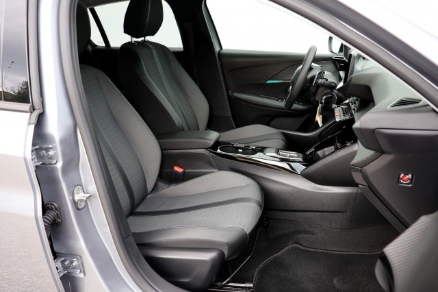 PEUGEOT 208 1.2 PureTech Allure - 101 pk **Camera / Led / Carplay / Navi, Autobedrijf Ploemen Meerssen BV, Meerssen