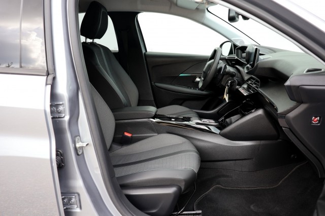 PEUGEOT 208 1.2 PureTech Allure - 101 pk **Camera / Led / Carplay / Navi, Autobedrijf Ploemen Meerssen BV, Meerssen