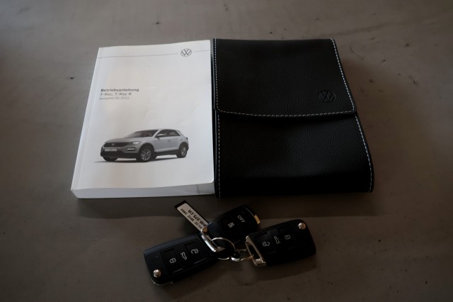 VOLKSWAGEN T-ROC 1.5 TSI DSG R-Line - 150 pk , Autobedrijf Ploemen Meerssen BV, Meerssen
