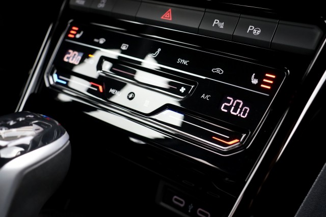 VOLKSWAGEN T-ROC 1.5 TSI DSG R-Line - 150 pk , Autobedrijf Ploemen Meerssen BV, Meerssen