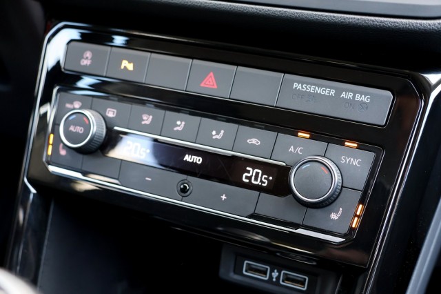 VOLKSWAGEN T-CROSS 1.0 TSI United - 95 pk **Navi / Carplay / Climate / ACC, Autobedrijf Ploemen Meerssen BV, Meerssen