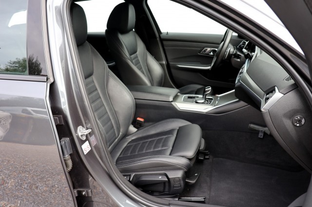 BMW 3-SERIE Touring 318i High Executive M Sport - 156 pk **Trekhaak / Camera, Autobedrijf Ploemen Meerssen BV, Meerssen