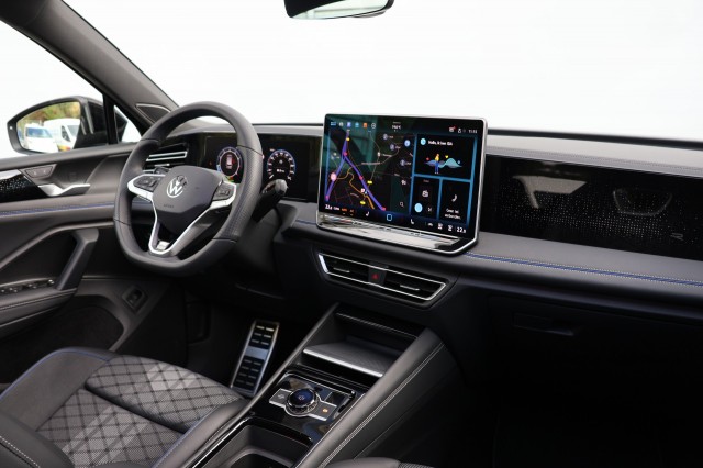 VOLKSWAGEN TIGUAN 1.5 eTSI R-Line - 150 pk **Pano / Harman Kardon / Area view, Autobedrijf Ploemen Meerssen BV, Meerssen