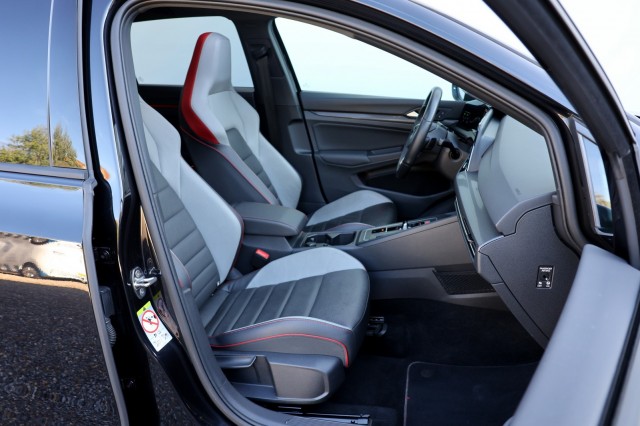 VOLKSWAGEN GOLF 2.0 TSI GTI - 245 pk **Pano / IQ Light / Harman Kardon / Leder  , Autobedrijf Ploemen Meerssen BV, Meerssen