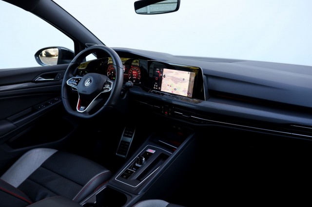 VOLKSWAGEN GOLF 2.0 TSI GTI - 245 pk **Pano / IQ Light / Harman Kardon / Leder  , Autobedrijf Ploemen Meerssen BV, Meerssen