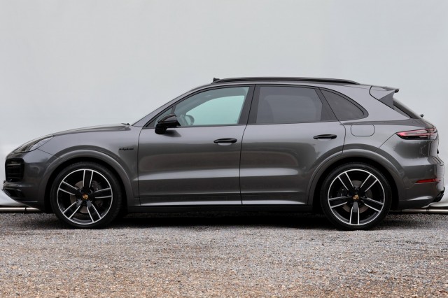 PORSCHE CAYENNE 3.0 E-Hybrid - 462 pk **Sport Chrono Plus / Pano / Head up, Autobedrijf Ploemen Meerssen BV, Meerssen