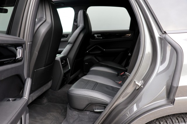 PORSCHE CAYENNE 3.0 E-Hybrid - 462 pk **Sport Chrono Plus / Pano / Head up, Autobedrijf Ploemen Meerssen BV, Meerssen