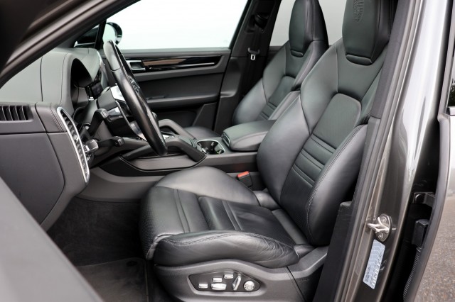 PORSCHE CAYENNE 3.0 E-Hybrid - 462 pk **Sport Chrono Plus / Pano / Head up, Autobedrijf Ploemen Meerssen BV, Meerssen