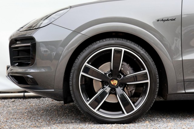 PORSCHE CAYENNE 3.0 E-Hybrid - 462 pk **Sport Chrono Plus / Pano / Head up, Autobedrijf Ploemen Meerssen BV, Meerssen