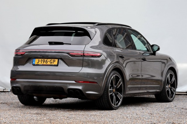 PORSCHE CAYENNE 3.0 E-Hybrid - 462 pk **Sport Chrono Plus / Pano / Head up, Autobedrijf Ploemen Meerssen BV, Meerssen