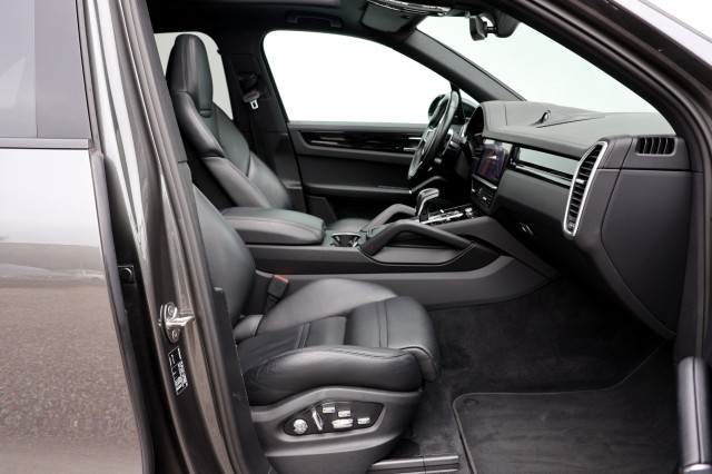 PORSCHE CAYENNE 3.0 E-Hybrid - 462 pk **Sport Chrono Plus / Pano / Head up, Autobedrijf Ploemen Meerssen BV, Meerssen