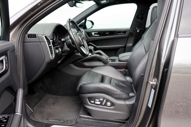 PORSCHE CAYENNE 3.0 E-Hybrid - 462 pk **Sport Chrono Plus / Pano / Head up, Autobedrijf Ploemen Meerssen BV, Meerssen