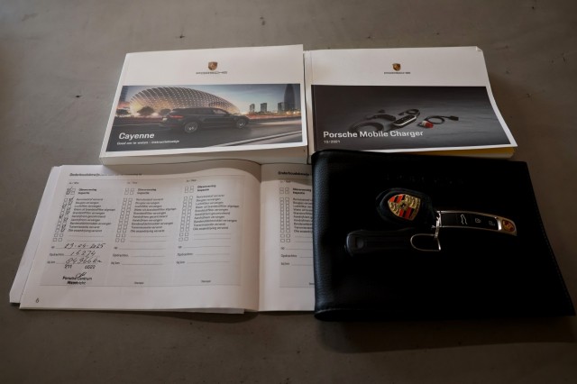 PORSCHE CAYENNE 3.0 E-Hybrid - 462 pk **Sport Chrono Plus / Pano / Head up, Autobedrijf Ploemen Meerssen BV, Meerssen