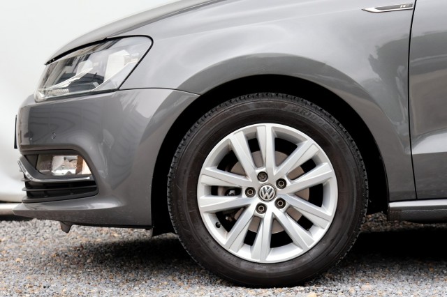 VOLKSWAGEN POLO 1.2 TSI DSG Auto Comfortline - 90 pk **Navi / Climate / Cruise, Autobedrijf Ploemen Meerssen BV, Meerssen