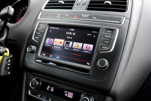 VOLKSWAGEN POLO 1.2 TSI DSG Auto Comfortline - 90 pk **Navi / Climate / Cruise, Autobedrijf Ploemen Meerssen BV, Meerssen