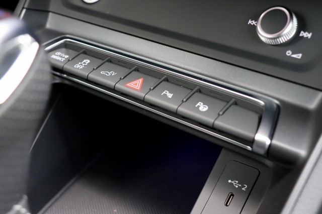 AUDI Q3 45 TFSI e S-Line - 245 pk **Pano / Trekhaak / Sonos / Carbon, Autobedrijf Ploemen Meerssen BV, Meerssen