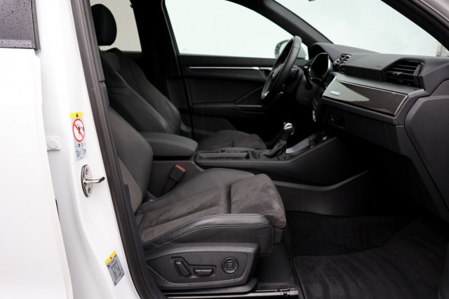 AUDI Q3 45 TFSI e S-Line - 245 pk **Pano / Trekhaak / Sonos / Carbon, Autobedrijf Ploemen Meerssen BV, Meerssen