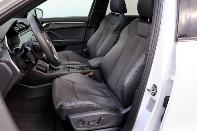 AUDI Q3 45 TFSI e S-Line - 245 pk **Pano / Trekhaak / Sonos / Carbon, Autobedrijf Ploemen Meerssen BV, Meerssen