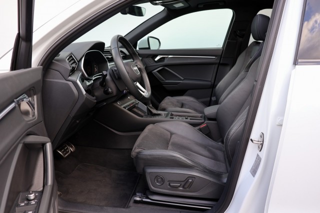 AUDI Q3 45 TFSI e S-Line - 245 pk **Pano / Trekhaak / Sonos / Carbon, Autobedrijf Ploemen Meerssen BV, Meerssen