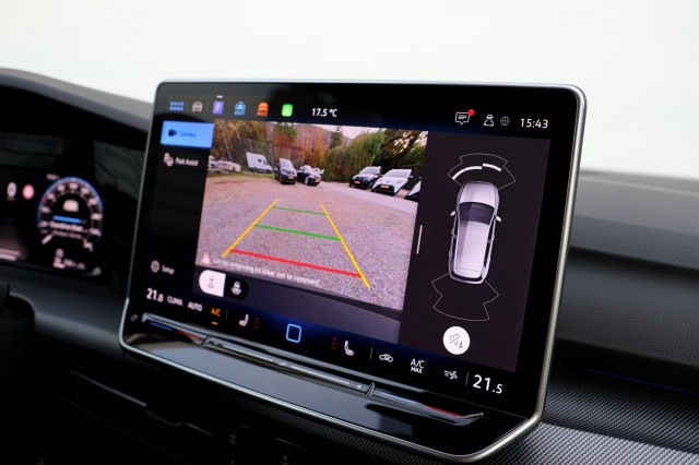 VOLKSWAGEN GOLF 1.5 eTSI R-Line Edition - 150 pk **Camera / Keyless / 18 inch, Autobedrijf Ploemen Meerssen BV, Meerssen