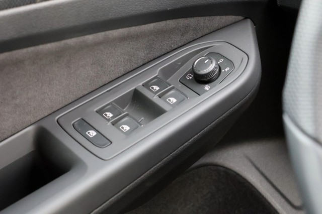 VOLKSWAGEN GOLF 1.5 eTSI R-Line Edition - 150 pk **Camera / Keyless / 18 inch, Autobedrijf Ploemen Meerssen BV, Meerssen