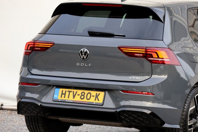 VOLKSWAGEN GOLF 1.5 eTSI R-Line Edition - 150 pk **Camera / Keyless / 18 inch, Autobedrijf Ploemen Meerssen BV, Meerssen